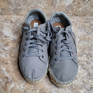 Steve Madden Size 8 Gray Canvas 1.75” Platform Esp